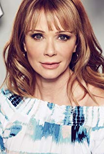How tall is Lauren Holly?